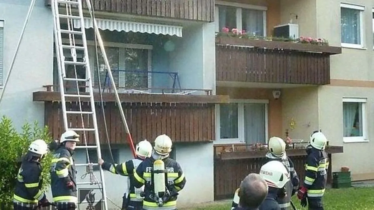 Mit einer Leiter stiegen die Feuerwehrmänner in das zweite Obergeschoß auf