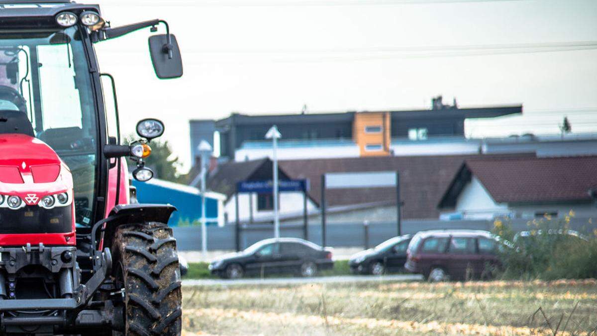 Die Begegnung mit einem Traktor auf der Straße endete mit einem kaputten Pkw und zwei verletzten Personen