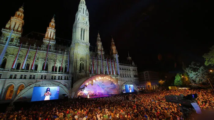 Der Auftakt zu den Wiener Festwochen wurde als orchestrale Pop-Party angelegt, die mit Balkan-Ska oder Spoken Word einen recht breiten Genre-Bogen spannte. Getragen wurde die Show von den Wiener Symphonikern und Conchita Wurst.  