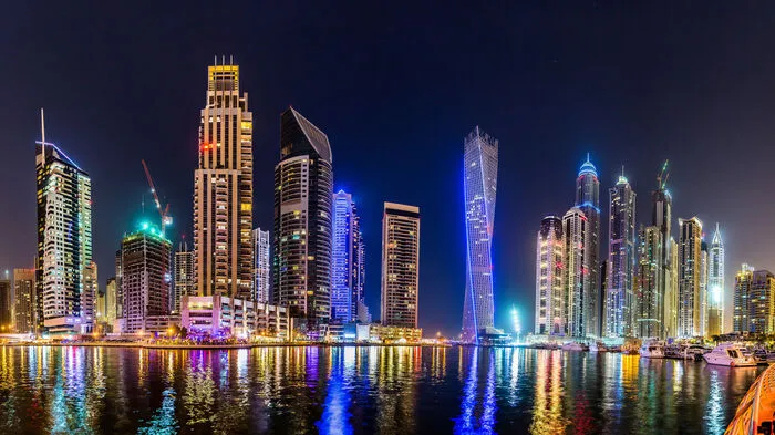Dubai. Das atemberaubende Feuerwerk in Dubai kann niemandem entgehen, wird es doch vom 828 Meter hohen Burj Khalifa aus gezündet und ist so meilenweit in alle Richtungen sichtbar. 