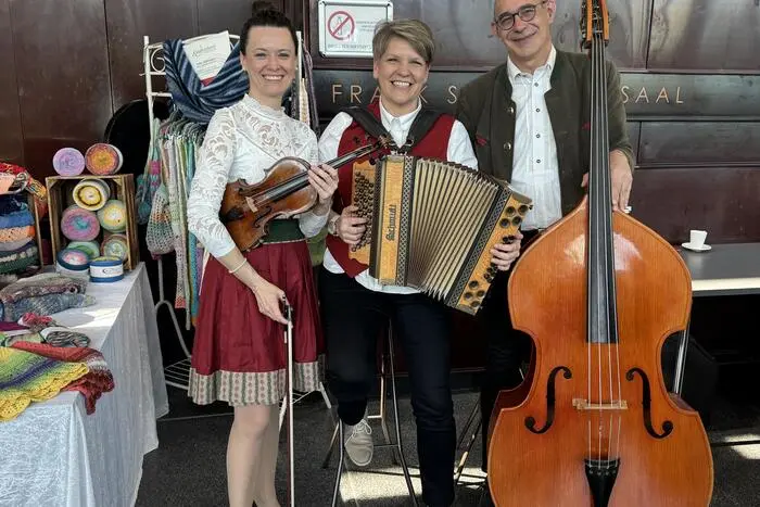 Damit die gute Stimmung auch den ganzen Tag über anhielt, spielte die steirische Formation „Irrwuzla“ immer wieder Lieder auf Geige, Harmonika und Bass. Für Kleine-Zeitung-Abonnenten gab es außerdem noch ein weiteres Osterschmankerl: gratis Osterfleisch. 