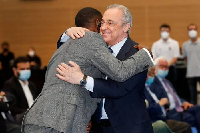 David Alaba mit Real-President Florentino Perez.
