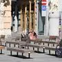 ABD0144_20200401 - WIEN - ÖSTERREICH: Menschen genießen unter Einhaltung von Abstand die Sonne in der Wiener Innenstadt am Mittwoch, 1. April 2020. Aufgrund der Coronavirus-Pandemie besteht die Verpflichtung, Mindestabstand zu anderen Menschen einzuhalten. - FOTO: APA/ROLAND SCHLAGER