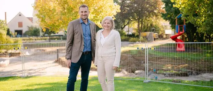 Bürgermeister Matthias Pokorn (ÖVP) und Landschaftsplanerin Petra Brandweiner-Schrott auf der Baustelle im Premstättner Rathauspark