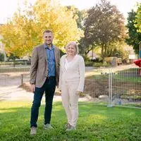 Bürgermeister Matthias Pokorn (ÖVP) und Landschaftsplanerin Petra Brandweiner-Schrott auf der Baustelle im Premstättner Rathauspark