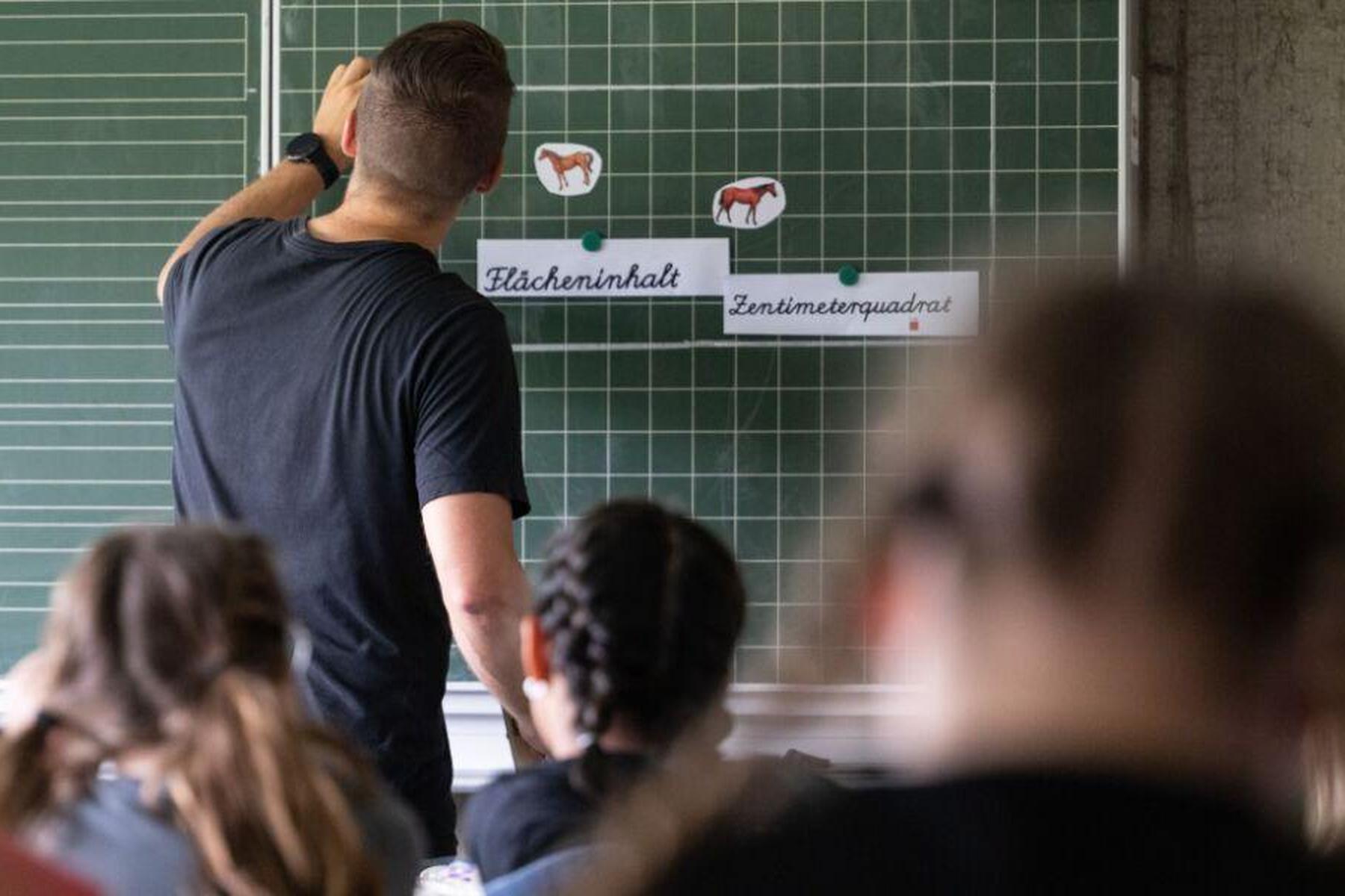 Na Dunaju bodo suspendirani učenci prejeli tudi pouk, staršem grozijo globe