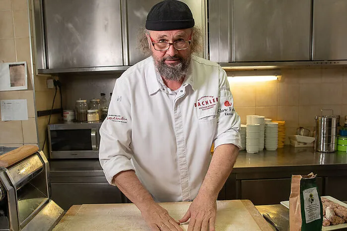 Gottfried Bachler (63), Haubenkoch aus Althofen, ist leidenschaftlicher Kämpfer für regionale, wertvolle Lebensmittel und Obmann von „Slow Food Kärnten“. „Ich bin froh, dass es immer mehr Menschen gibt, denen es wichtig ist, sich so zu verhalten, dass wir unsere Welt so hinterlassen, dass sie auch unsere Kinder und Enkel genießen können“, so Bachler.