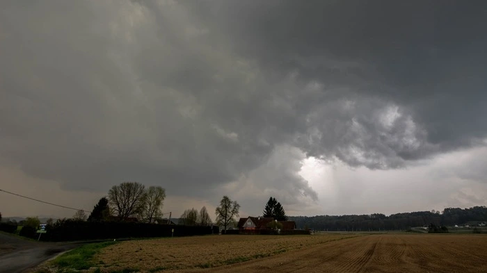 Die Gewitterwolken breiten sich aus und treiben dabei den Saharastaub vor sich her.
