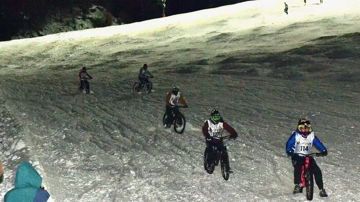 Skitourengeher, Pistenbergläufer und Mountainbiker zeigten am 28. Jänner, wie man die Talabfahrt "Carnia" im Skigebiet Nassfeld noch bezwingen kann. 100 Sportler und Sportlerinnen aus fünf Nationen standen auf der Startliste dieses Abendevents.  