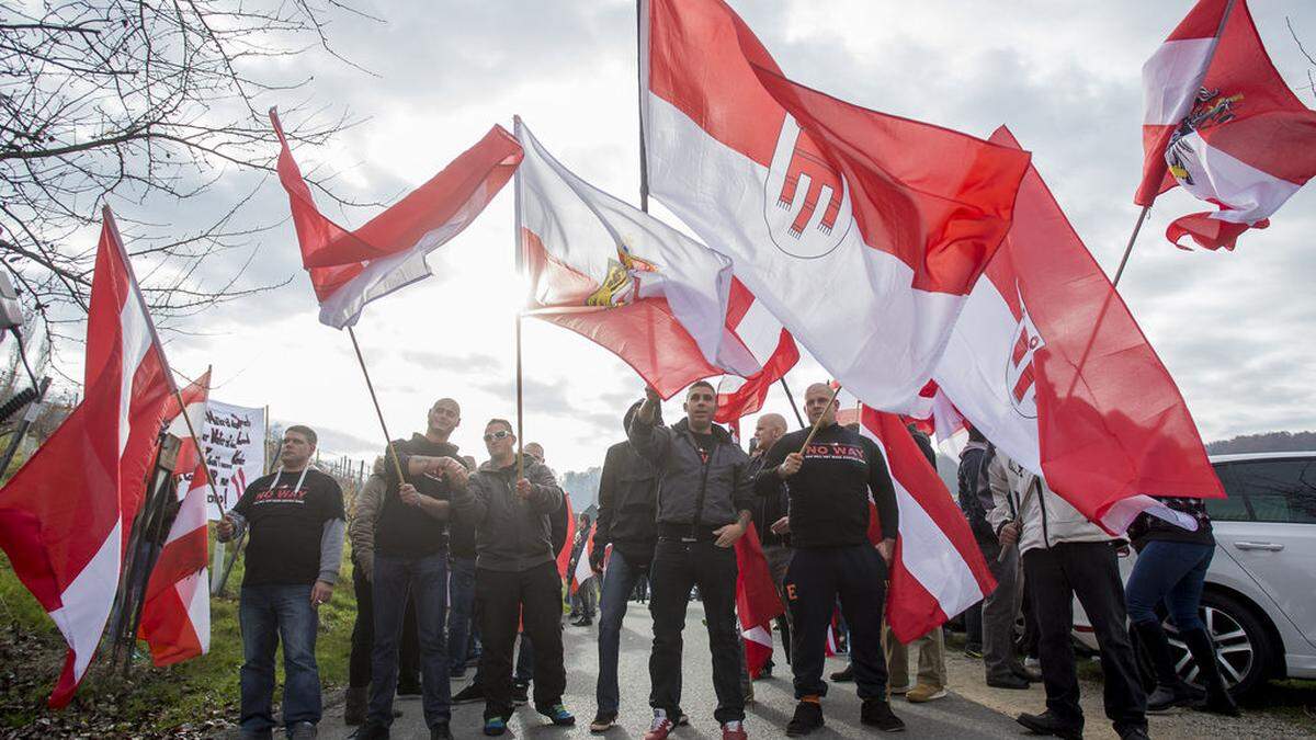 Demonstration in Spielfeld