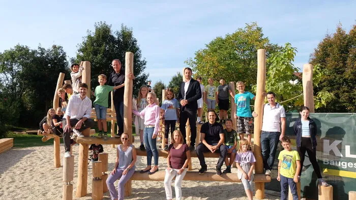 Bürgermeister Emanuel Pfeifer (Mitte) konnte gemeinsam mit Verantwortlichen der Gemeinde, Schulen und Baufirmen den Schülerinnen und Schülern in Sinabelkirchen ihren neuen Schulhof übergeben.