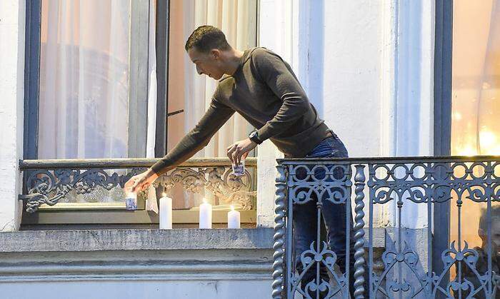 Mohamed Abdeslam beim Entzünden der Kerzen
