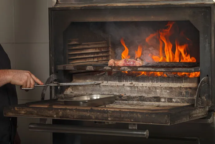 Den Umgang mit offenem Feuer, Glut und Rauch muss man beherrschen