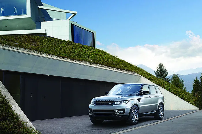 Viele Neuheiten im Range Rover Sport betreffen das Thema teilautonomes Fahren: Da wäre zum Beispiel der erweiterte Anhängerassistent ein, der das Rückwärtsfahren mit angekoppeltem Anhänger wesentlich einfacher macht.