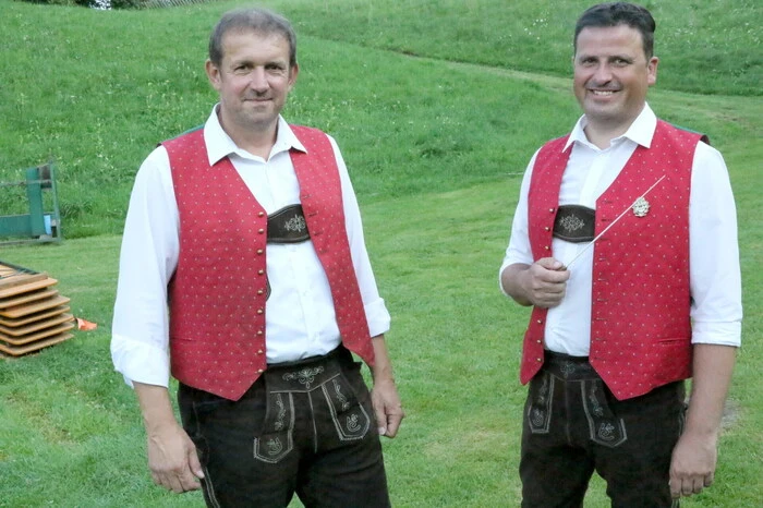 „Es ist das erste Mal, dass wir am Kraigersee zum Konzert laden“, sagte Obmann Gernot Zechner (links, am Foto mit Kapellmeister Walter Sonnberger). 