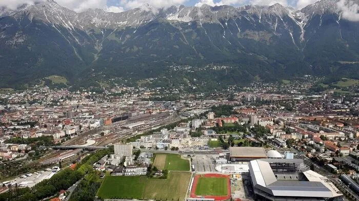 IN Innsbruck wohnen rund 130.00 Menschen.