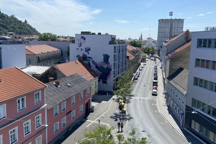 Noch in Arbeit ist ein Mural (Wandbild), das als Auftragswerk wohl lange Zeit erhalten bleiben wird: Tom Lohner und Stefan Ehrenreich malen ein meterhohes Wandbild, das auch aufs dahinter liegende Schloss- und Schlüsselmuseum aufmerksam machen soll.