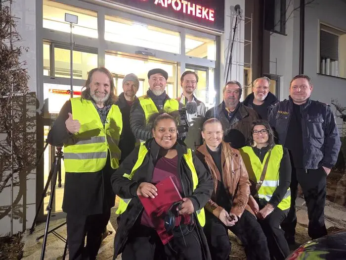 Hinten, v. l.: Produzent Oliver Haas, Stefan Schnuderl, Regisseur Stefan Müller, Co-Produzent Manfred Hofer von der Leonhard Apotheke, Co-Produzent Helmut Puntigam, Darsteller und Kleine-Zeitung-Redakteur Thomas Plauder, Co-Produzent und Darsteller Peter Strobl. Vorne, v. l.: Regieassistentin Melanie Brantner, Hauptdarstellerin Corinna Pumm und Visagistin Nicole Gangl