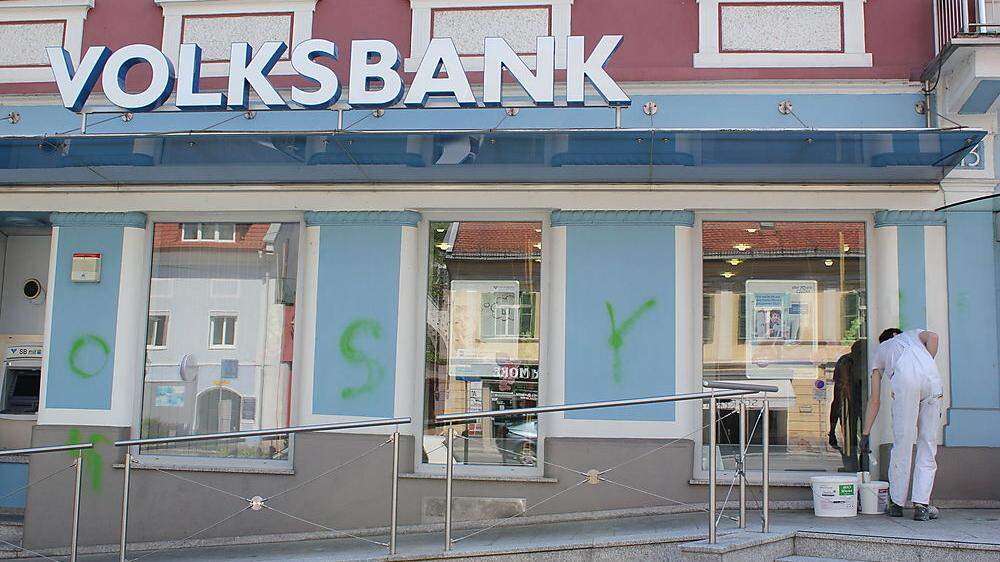 Am Montag behob ein Maler den Schaden an der Fassade der Bankfiliale in Voitsberg