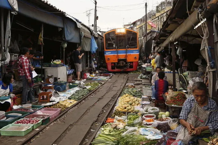 Am Mae Klong Railway Market treffen Eisenbahn und Markt nah aufeinander.