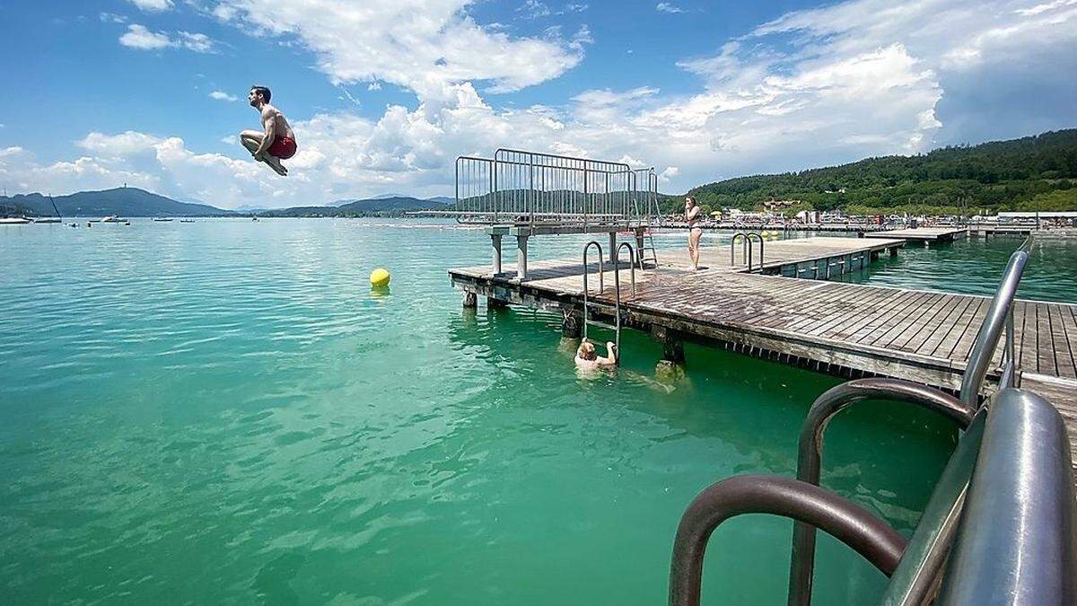 Im Strandbad Klagenfurt überwiegt die Freude, endlich wieder Badespaß genießen zu können, Corona-Regeln hin oder her