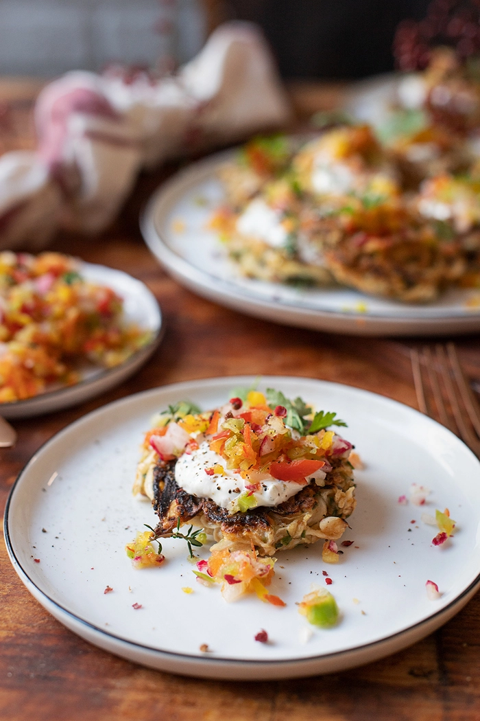 Ein köstliches Herbstgericht mit viel Gemüse und Vitamin C: Kraut Puffer mit Gemüsesalsa.