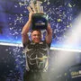 Gerwyn Price stemmt den WM-Pokal in die Höhe