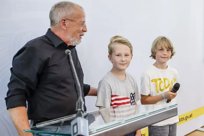 Den Anfang machten die Kinder der Chemie-Werkstätten, die Karl Brachtl geleitet hat: "Ich unterrichte seit 1972  Chemie und habe nun die Erfahrung gemacht: Die Kinder in diesem Alter arbeiten ausgezeichnet mit." Wie gut sie sich auskennen, stellten sie gleich unter Beweis: Fabio (Mitte) erzählte vom flüssigen Silber, das ihn am meisten begeistert hat, und Emil erklärte, dass Salzsäure die Farbe ändern kann, wenn man Lauge dazu gibt.