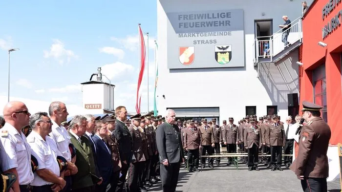 Nach 114 Jahren und mehreren Umbauphasen entsprach das bisherige Rüsthaus der 67 aktiven Mitglieder mit Obmann Markus KLöckl umfassenden Freiwilligen Feuerwehr der Marktgemeinde Straß in Steiermark nicht mehr den heutigen notwendigen Erfordernissen. Mit einem Kostenaufwand von 1,2 Millionen Euro wurde deshalb in der Mureckerstraße ein völlig neues errichtet.