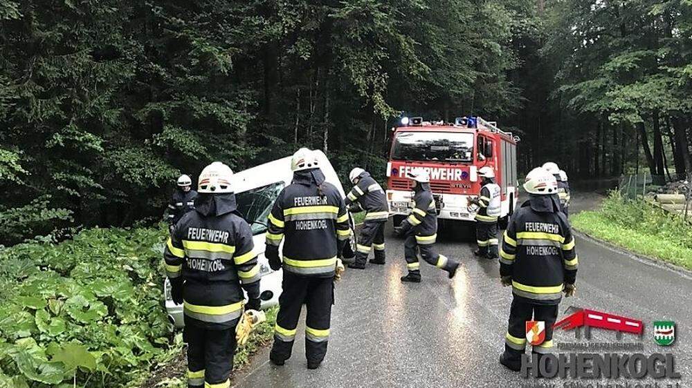 Die Feuerwehr Hohenkogl brachte den Kastenwagen wieder auf die Straße - es war nicht mehr fahrtüchtig