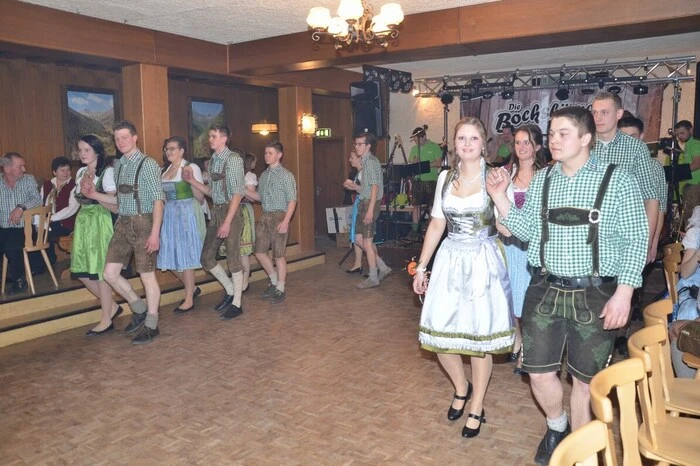 Bevor es allerdings soweit war, wurde die Ballnacht mit einer Polonaise der Mädchen und Burschen eröffnet.