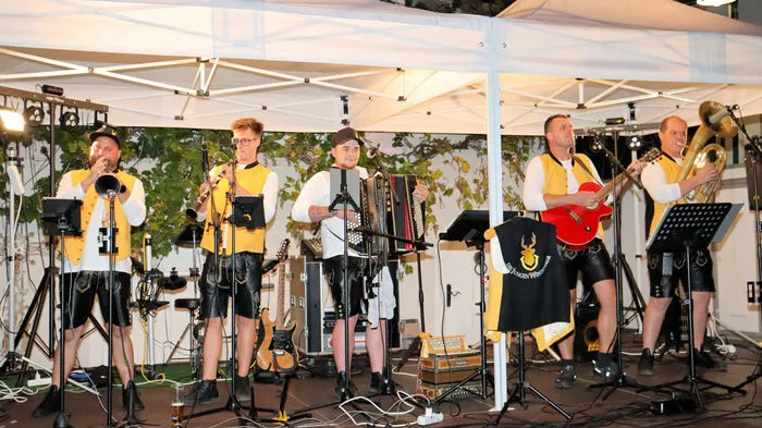Im Rahmen der Kulturreihe "Ligist pur" des Kulturausschusses der Marktgemeinde Ligist sorgten die fünf Musiker der Gruppe "Die jungen Weststeirer" beim Sommerkonzert mit flotten Oberkrainersound und Hits für beste Stimmung bei den Besuchern.