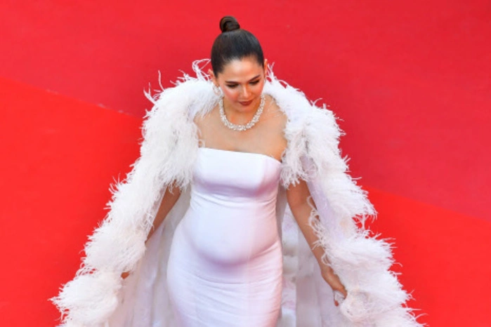 Die thailändische Schauspielerin Araya Hargate in großer Robe.