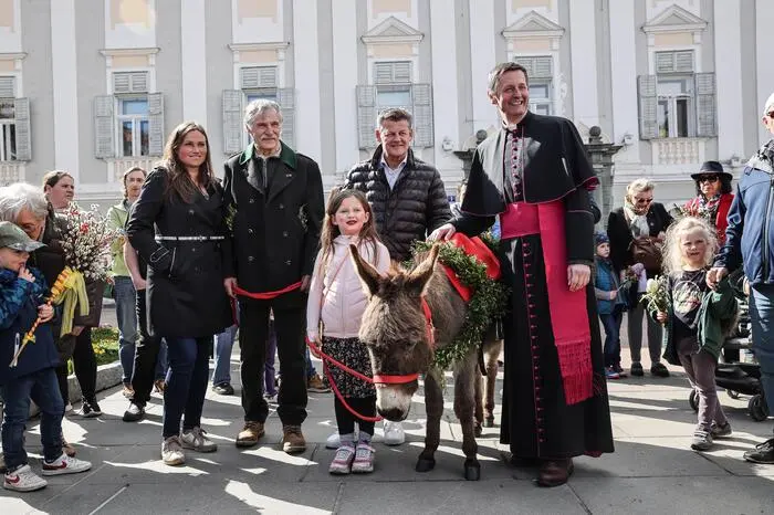 Mit dabei waren unter vielen anderen auch Klagenfurts Bürgermeister und Markreferent Christian Scheider sowie Marktkoordinatorin Martina Derhaschnig (links).