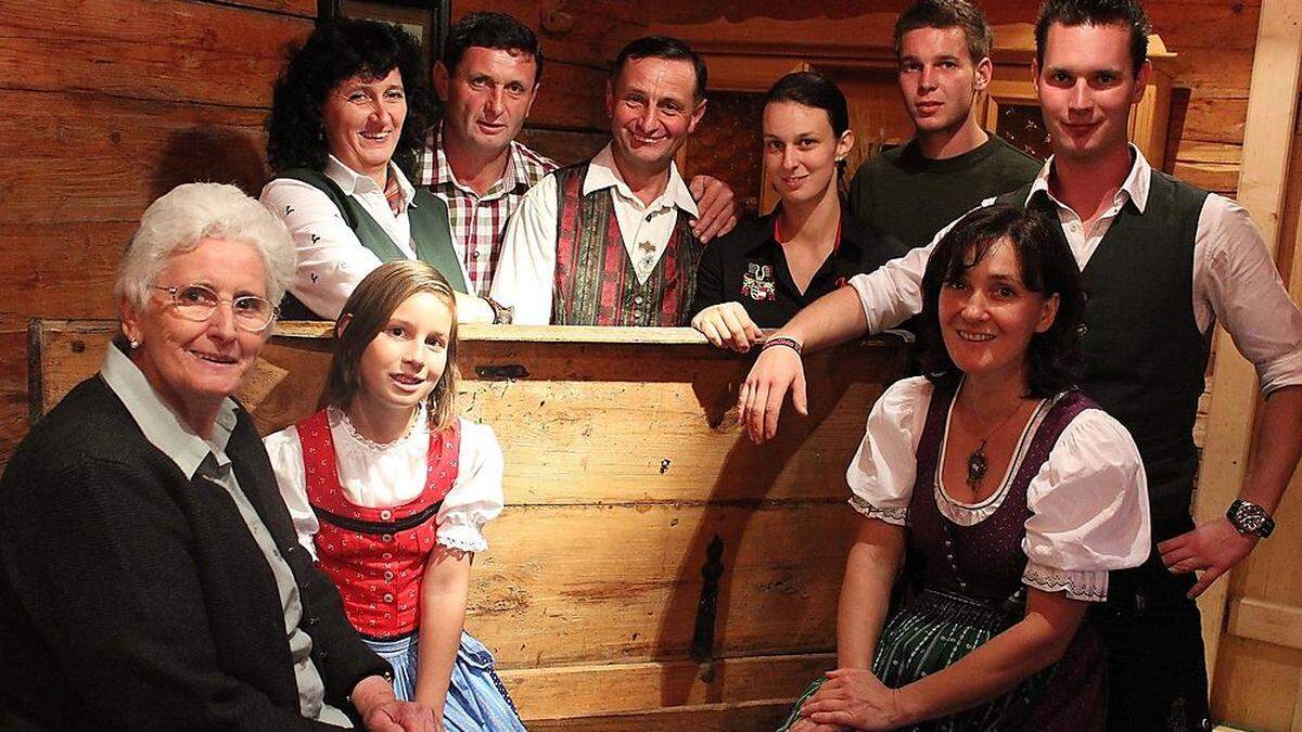 Die Familie Miklau mit ihrer „Geschichts-Schatztruhe“ auf ihrem Gehöft in Leppen/Lepena 