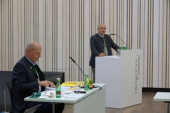 Zuerst gab es aber wieder das altbekannte Scharmützel zwischen Bürgermeister Trinker und Vize Pott