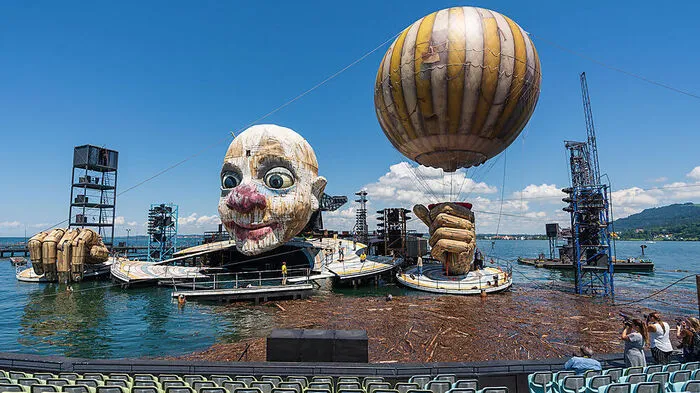 Rigoletto auf der Seebühne. Ein riesiger Clownkopf ragt über den See. Für die Verdi-Oper „Rigoletto“, die erstmals in Bregenz zu sehen ist, hat Regisseur und Bühnenbildner Philipp Stölzl ein aufsehenerregendesSettingarrangiert–einbeweglicher Clownkopf, der im Laufe des Abends zu einem Totenschädel mutiert. Es gibt wie für die Hausoper „Don Quichotte“ noch Restkarten. Wer keine mehr erwischt, kann bei einer Führung einen Blick auf das Bühnenbild werfen. 17. Juli bis 18. August. www.bregenzerfestspiele.at