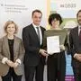 Ministerin Eva-Maria Holzleitner, Lehrer Martin Passiny, Schulleiterin Barbara König und OeAD-Geschäftsführer Jakob Calice (von links)