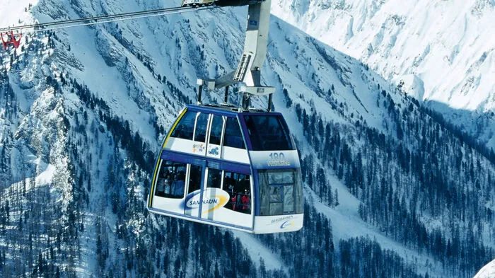 Die Doppelstockbahn Samnaun ist eine Luftseilbahn, die von der Talstation in Samnaun Ravaisch (1778 m) über drei  Stützen zur Bergstation auf dem Alp Trida Sattel (2500 m) führt. Auf einer Länge von 2259 m und einem Höhenunterschied von 722 m werden die Kabinen vom 45 mm dicken Zugseil über die 64 mm Tragseile gezogen. Beim Bau 1995 war sie die erste Seilbahn der Welt, die doppelstöckige Kabinen einsetzte.