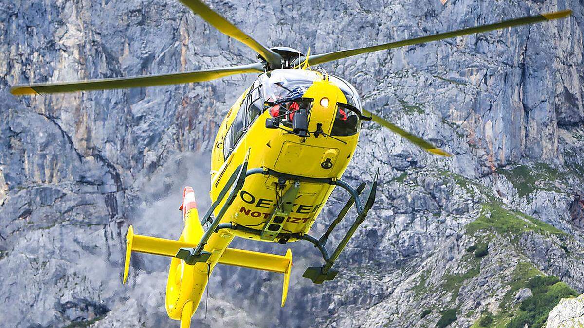 Der verletzte Lkw-Fahrer wurde mit dem Rettungshubschrauber Christophorus 14 ins UKH Kalwang geflogen