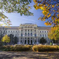 Prächtige Architektur, drängende Probleme: Der Wiener Justizpalast als Symbol für die Herausforderungen der heimischen Justiz