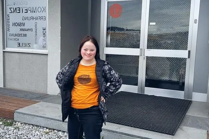 Lea ist bei der Steuerberatungskanzlei beschäftigt