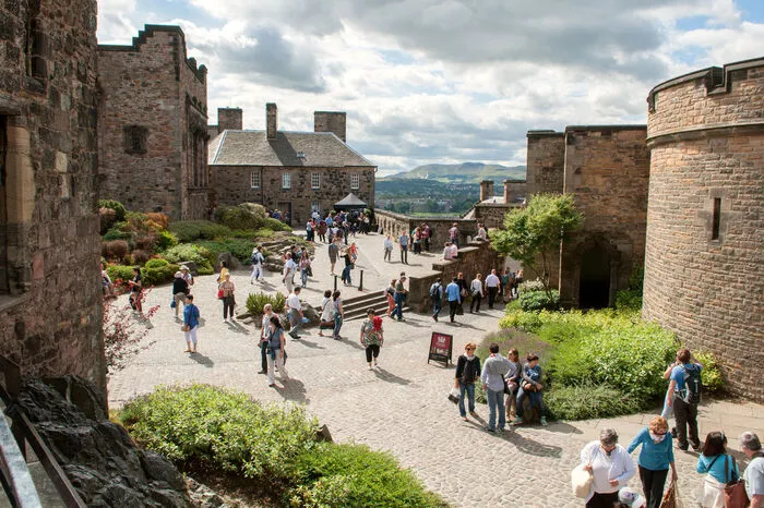 Auf den Spuren von Harry Potter. Das Edinburgh Castle in Schottlands Hauptstadt ist eines der beliebtesten Ausflugsziele in Schottland und soll der Autorin der Harry Potter-Bücher, J. K. Rowling, als Vorlage für Hogwarts gedient haben. Die Tour führt die Besucher durch das Schloss, in dem der spätere König James IV. zur Welt kam, und zu den schottischen Kronjuwelen „The Honours of Schottland“. Das Schloss ist auf einem erloschenen Vulkan gebaut worden und die Gäste genießen den Panoramablick auf Edinburgh – und das ganz ohne lästiges Anstehen. Ab 20 Euro pro Person.