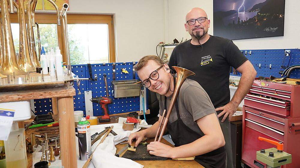 Unterstützt wird Anton Possegger (rechts) in seiner Werkstatt vom Osttiroler Fabian Huber