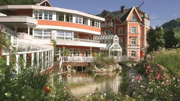 Gartenhotel Erika (Kitzbühel).Inmitten eines duftenden Blumenmeeres befindet sich das Kitzbüheler Gartenhotel Erika.