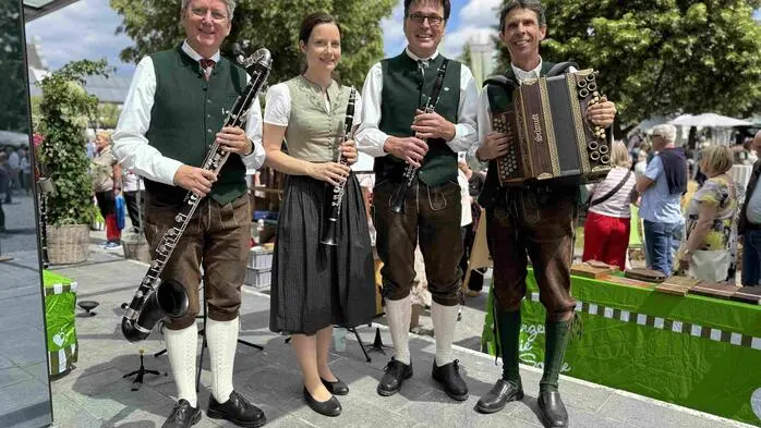 Bei strahlendem Sonnenschein fand das Gartenfest im Klosterpark von Gleisdorf am vergangenen Sonntag statt. Gemeinsam mit der Stadtgemeinde Gleisdorf lud das Stadtmarketing sowie die Erlebnisregion Oststeiermark zum Entdecken, Staunen und Genießen ein. 