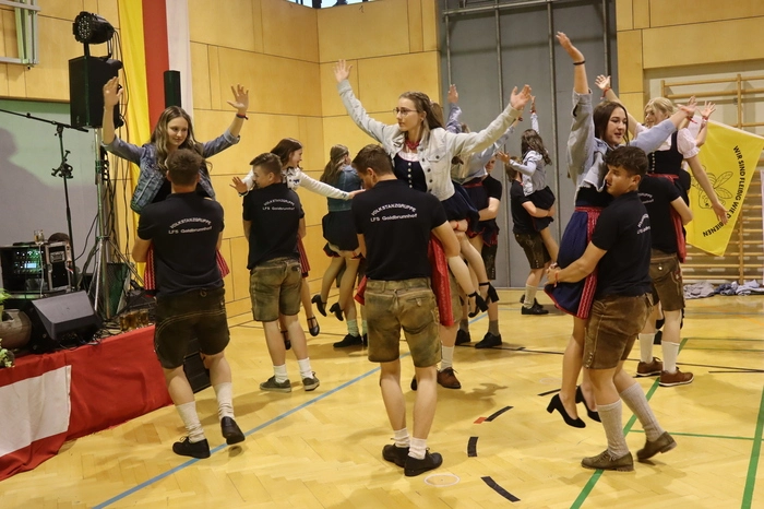 Die Goldbrunnhofer Volkstanzgruppe eröffnete mit flotten Tänzen zu modernen Liedern das Fest.
