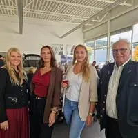 Romana und Othmar Papst flankieren die Gäste Isabella Vogl und Arabella Schloffer