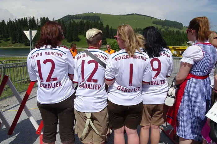 Die Fans waren schon früh eingetroffen, um die besten Plätze zu ergattern.
