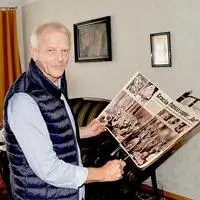 Helmut Schaupensteiner im Hofer-Haus in Rottenmann mit einer Zeitun aus 1956, in der über die Hochzeit von Grace Kelly in Monaco berichtet wird. Die Lange Nacht der Museen findet österreichweit am 3. Oktober statt.